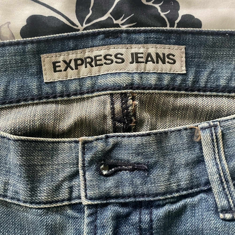 Men’s express straight leg jeans.